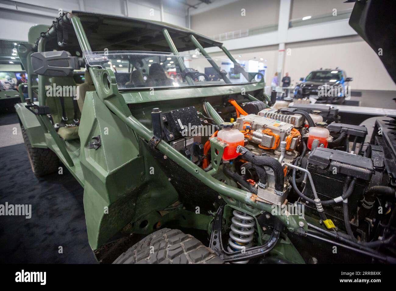 Novi, Michigan - Los contratistas militares disiplay armas para el Ejército de EE.UU. En el Simposio de Ingeniería y Tecnología de Sistemas de Vehículos Terrestres (GVSETS). GE Foto de stock