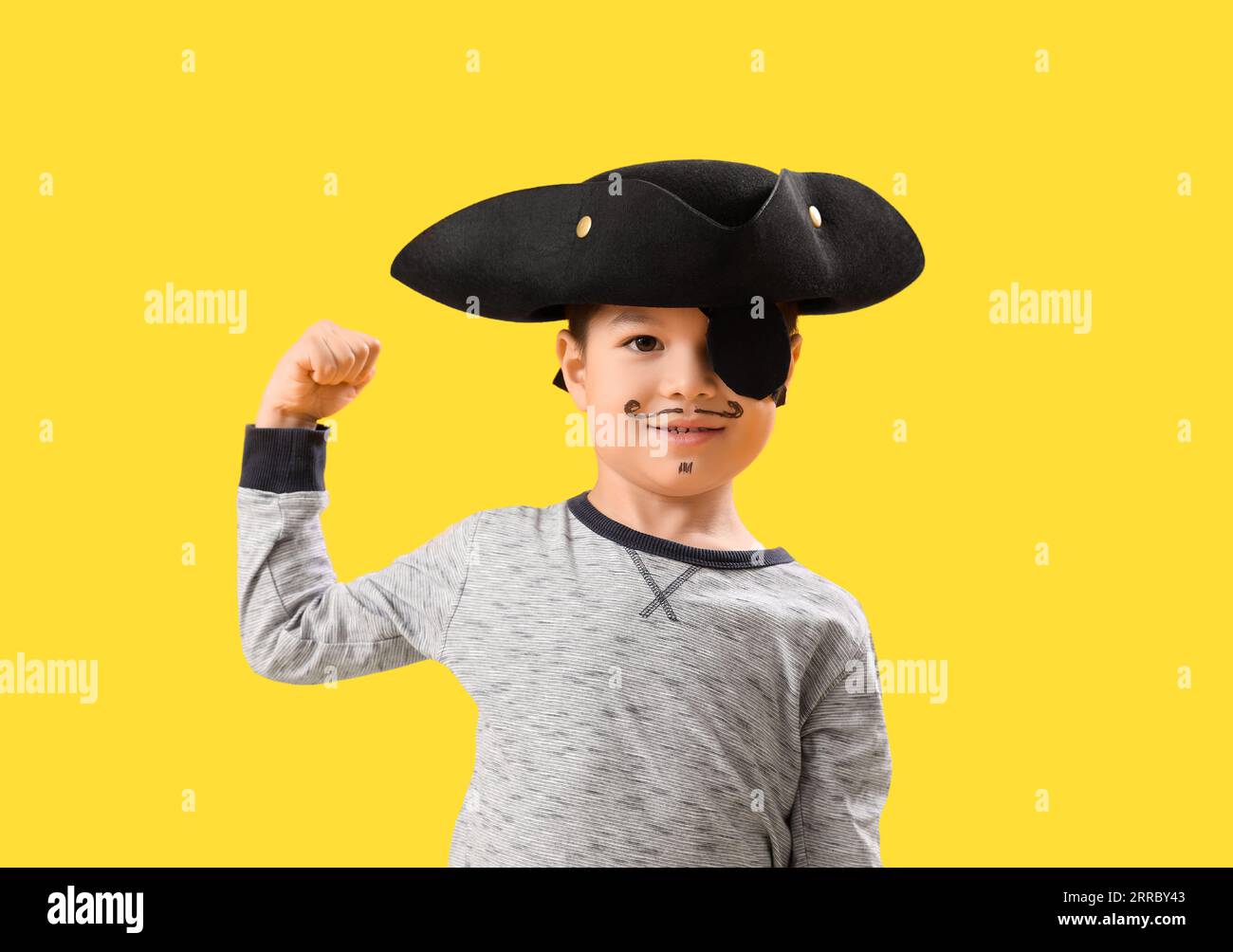 Niño caucásico feliz, vestido como un pirata jugando con monedas y confeti  sobre fondo blanco. Niño pequeño y concepto de vestuario Fotografía de  stock - Alamy