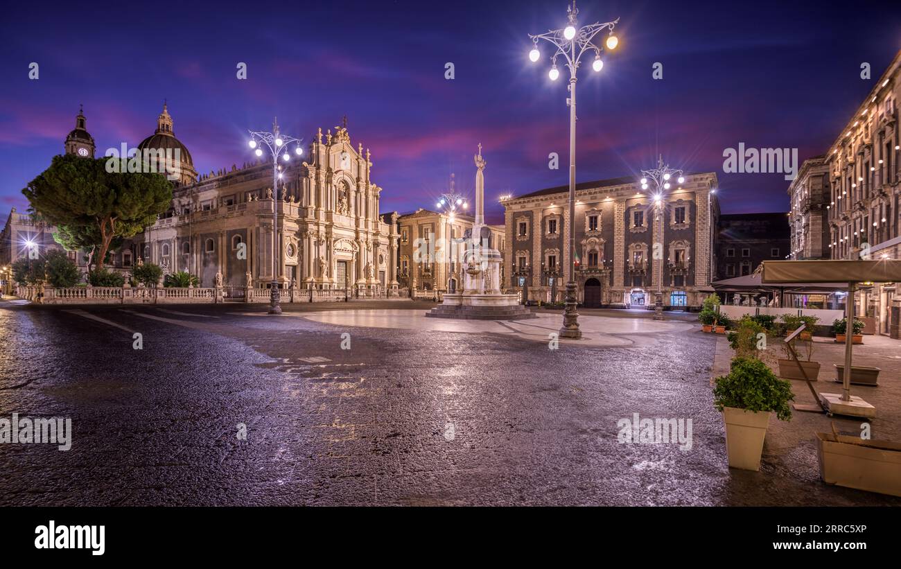 Catania, Sicilia, Italia desde la Piazza Del Duomo al amanecer. Foto de stock