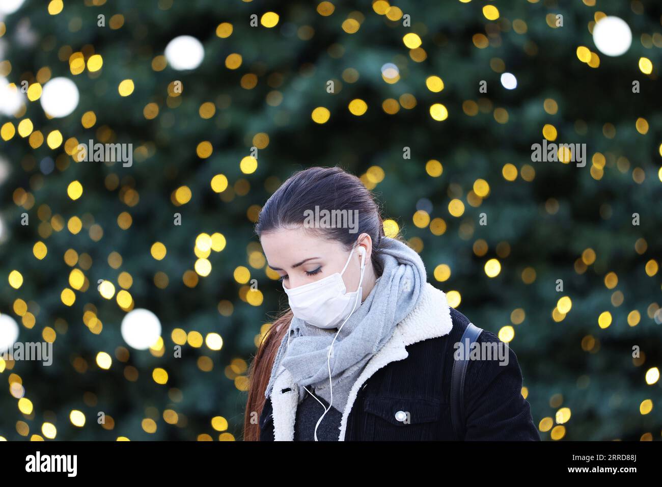 211210 -- PARÍS, 10 de diciembre de 2021 -- Una mujer vistiendo una máscara camina frente a un árbol de Navidad gigante en el Vendome Place en París, Francia, 9 de diciembre de 2021. Francia vio el miércoles un nuevo récord diario de infecciones desde noviembre de 2020 con 61.340 nuevos casos de COVID-19 confirmados en las últimas 24 horas. Esto eleva el número acumulado de casos de COVID-19 en el país a 8.048.931. FRANCE-PARIS-COVID-19 GaoxJing PUBLICATIONxNOTxINxCHN Foto de stock