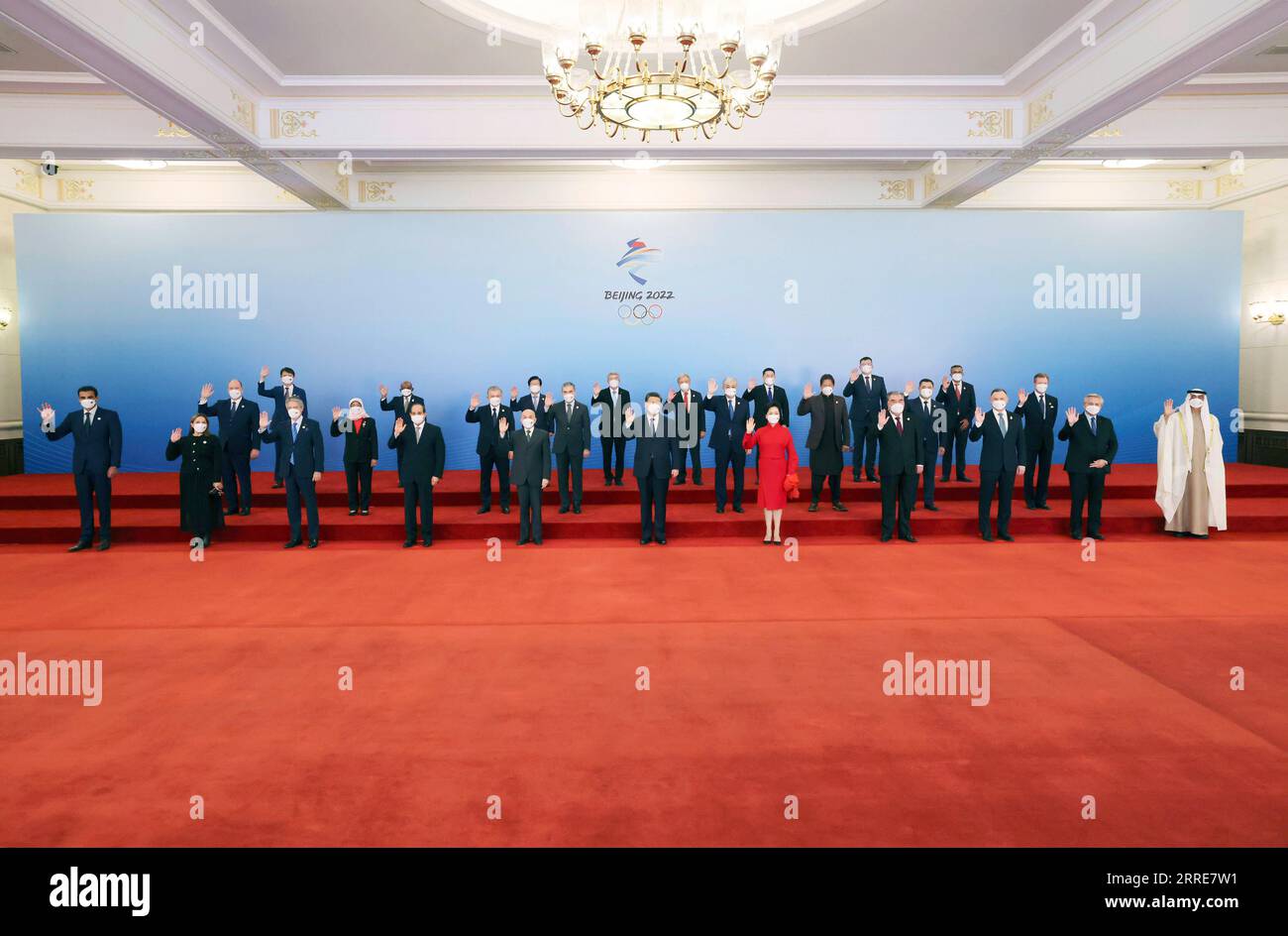 220205 -- PEKÍN, 5 de febrero de 2022 -- el presidente chino Xi Jinping y su esposa Peng Liyuan posan para una foto de grupo con distinguidos invitados de todo el mundo que asistieron a la ceremonia de apertura de los Juegos Olímpicos de Invierno de Beijing 2022, en el Gran Salón del Pueblo en Beijing, capital de China, el 5 de febrero de 2022. CHINA-BEIJING-XI JINPING-PENG LIYUAN-OLIMPIADAS DE INVIERNO-BANQUETE DE BIENVENIDA CN LIUXWEIBING PUBLICATIONXNOTXINXCHN Foto de stock