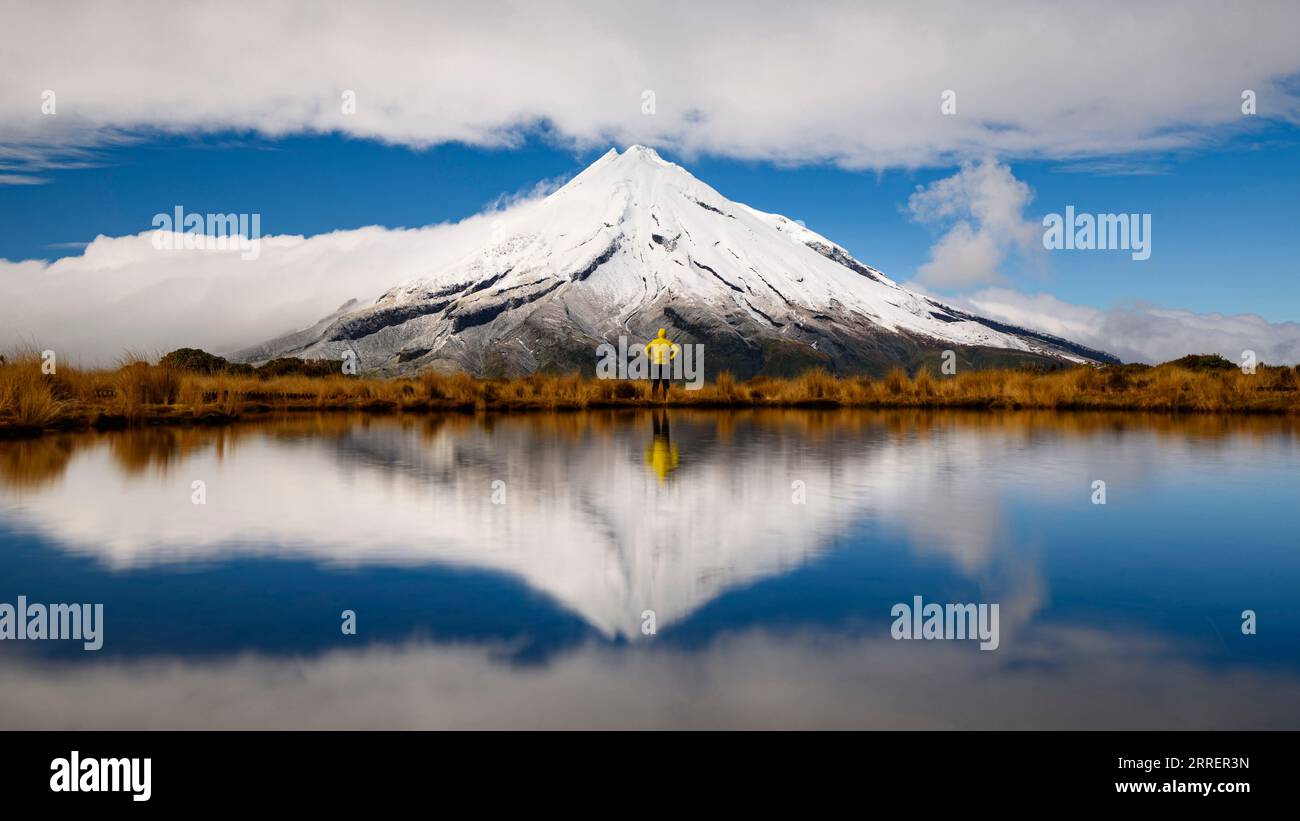 Vista invernal de Mt. Taranaki (Mt. Egmont), Nueva Zelanda Foto de stock