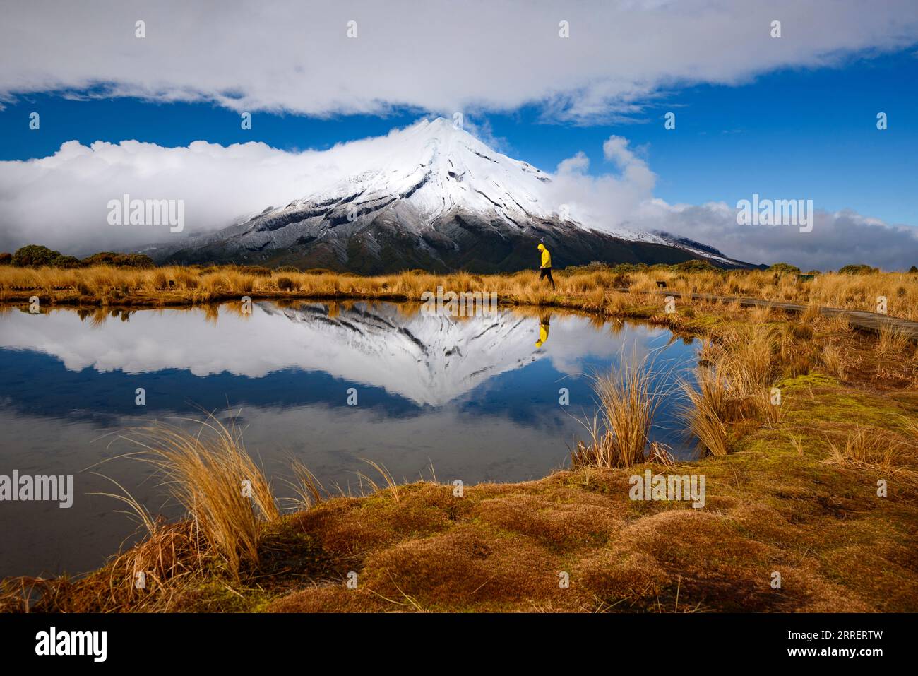 Vista invernal de Mt. Taranaki (Mt. Egmont), Nueva Zelanda Foto de stock