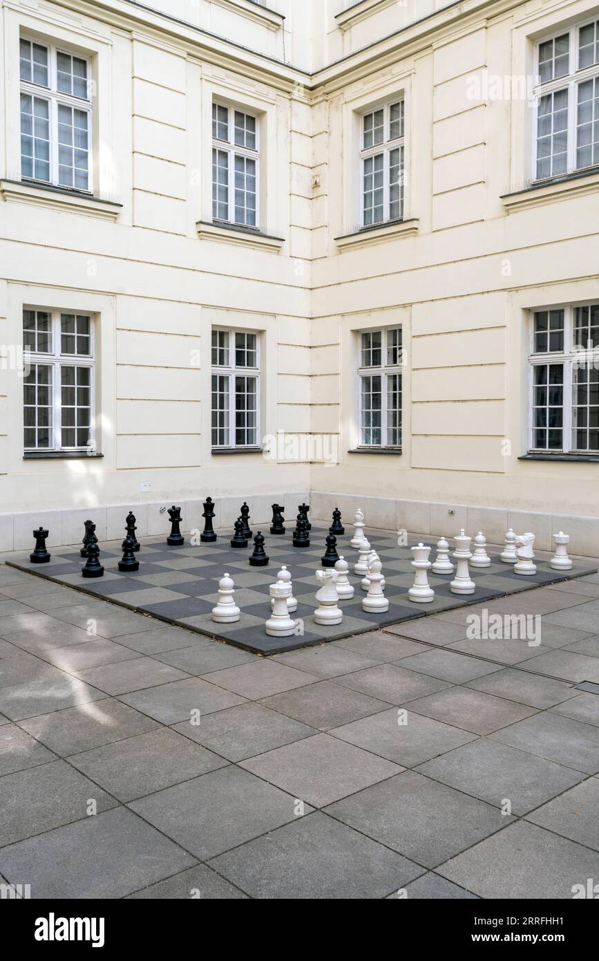Tablero de ajedrez grande, Ayuntamiento antiguo, Plaza principal (Hlavne namestie), Bratislava, Eslovaquia Foto de stock