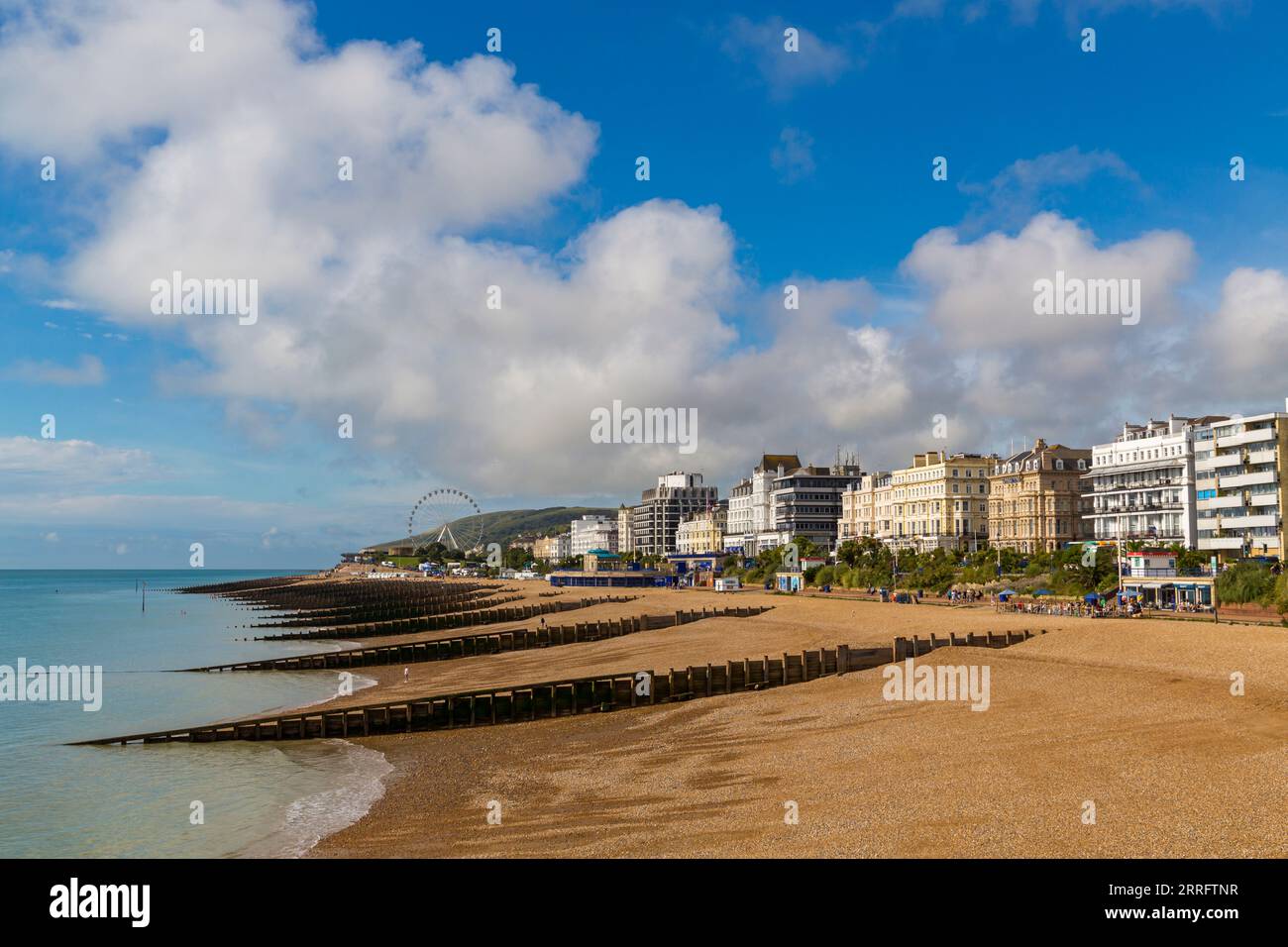 Playa de Eastbourne junto al mar en Eastbourne, East Sussex, Reino Unido en un caluroso día soleado en septiembre Foto de stock