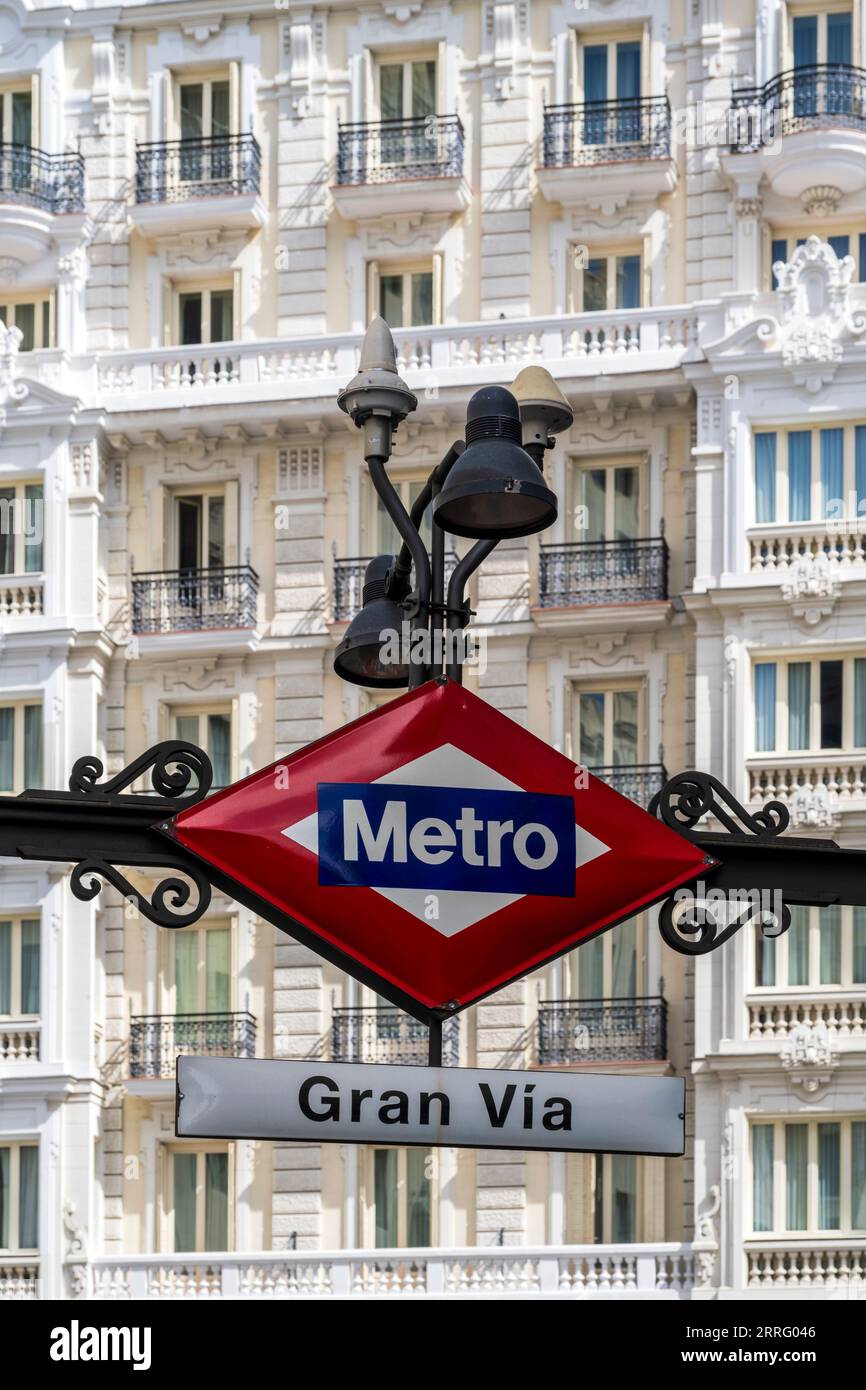 Señal de metro de la calle Gran Vía, Madrid, España Foto de stock