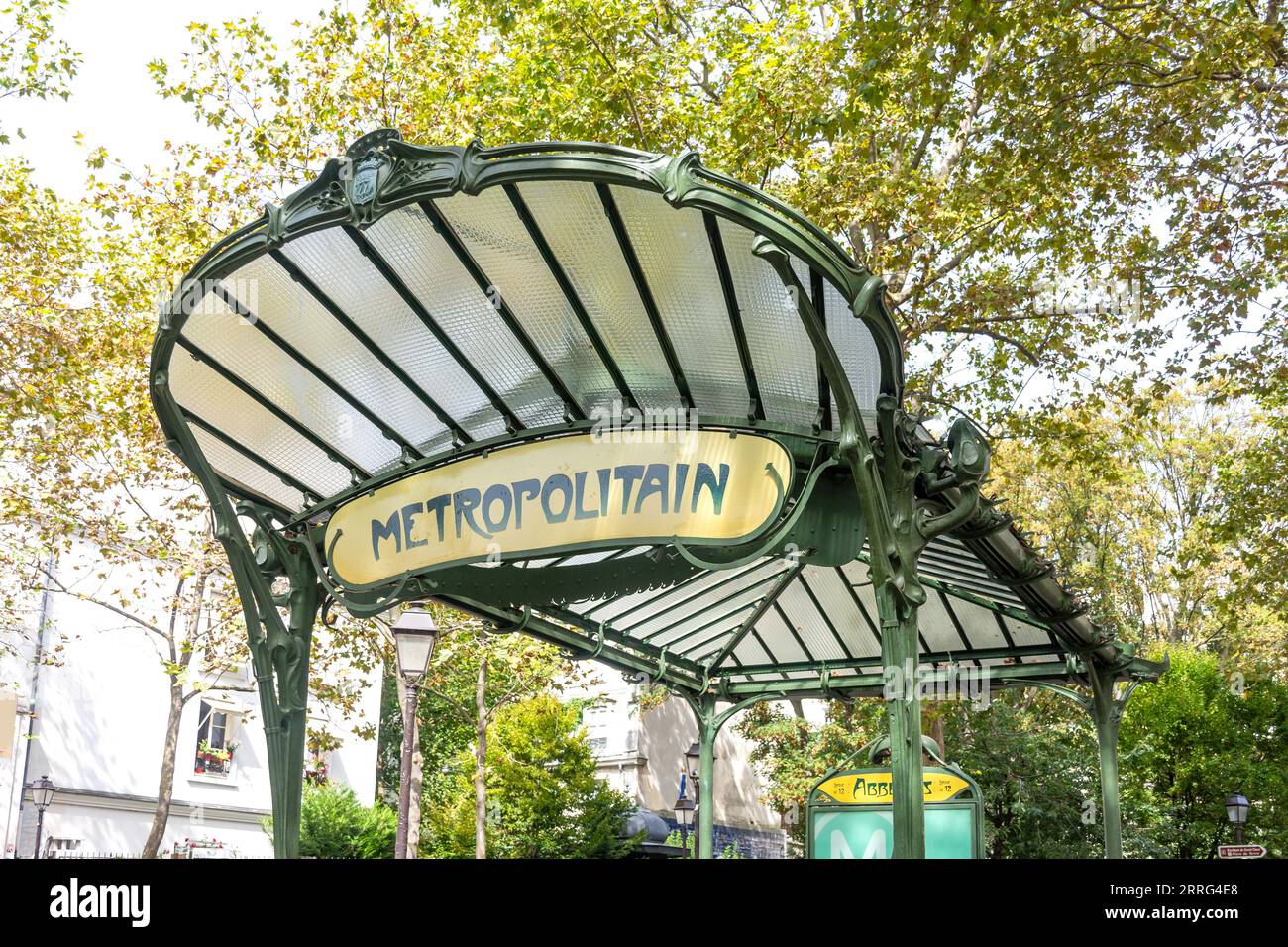 Entrada Art Nouveau del metro de París en la estación de Abbesses, Place des Abbesses, Montmartre, París, Île-de-France, Francia Foto de stock