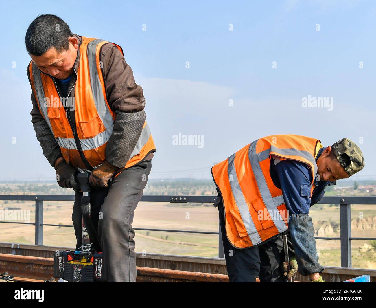 220511 -- DATONG, 11 de mayo de 2022 -- Trabajadores mantienen la sección Datong del ferrocarril Datong-Qinhuangdao en la provincia de Shanxi, al norte de China, 10 de mayo de 2022. Recientemente se ha llevado a cabo una revisión diaria del ferrocarril Datong-Qinhuangdao para garantizar operaciones ferroviarias seguras y sin problemas. El ferrocarril Datong-Qinhuangdao de 653 km, que une la ciudad de Datong en la provincia de Shanxi, rica en carbón, con la ciudad portuaria de Qinhuangdao, en la provincia de Hebei, al norte de China, es una arteria del transporte de carbón de China. Durante el tiempo de revisión, el ferrocarril detiene su servicio tres horas al día para que la construcción empeore Foto de stock