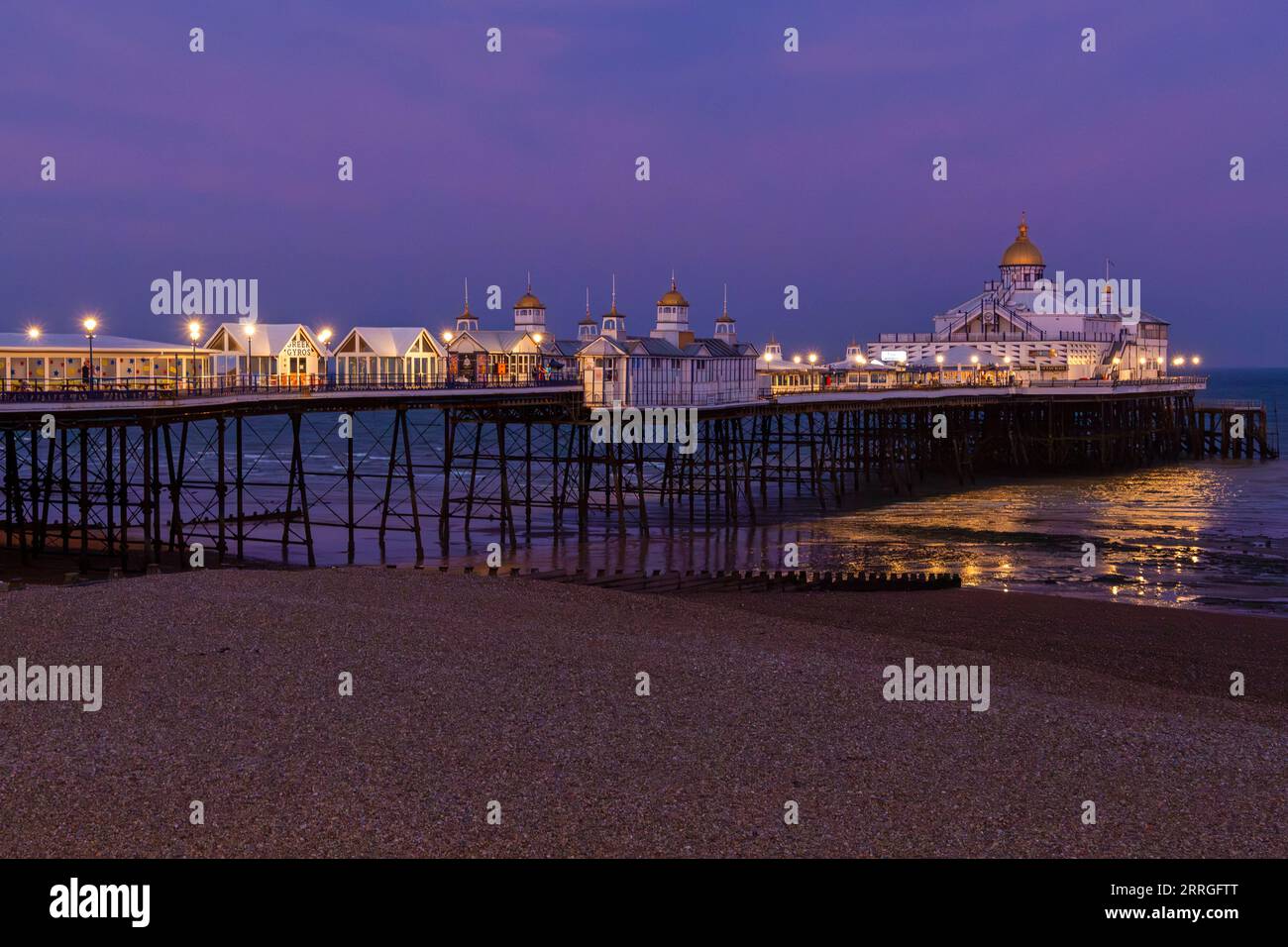 Eastbourne Beach Pier se iluminó al atardecer en Eastbourne, East Sussex, Reino Unido en septiembre Foto de stock