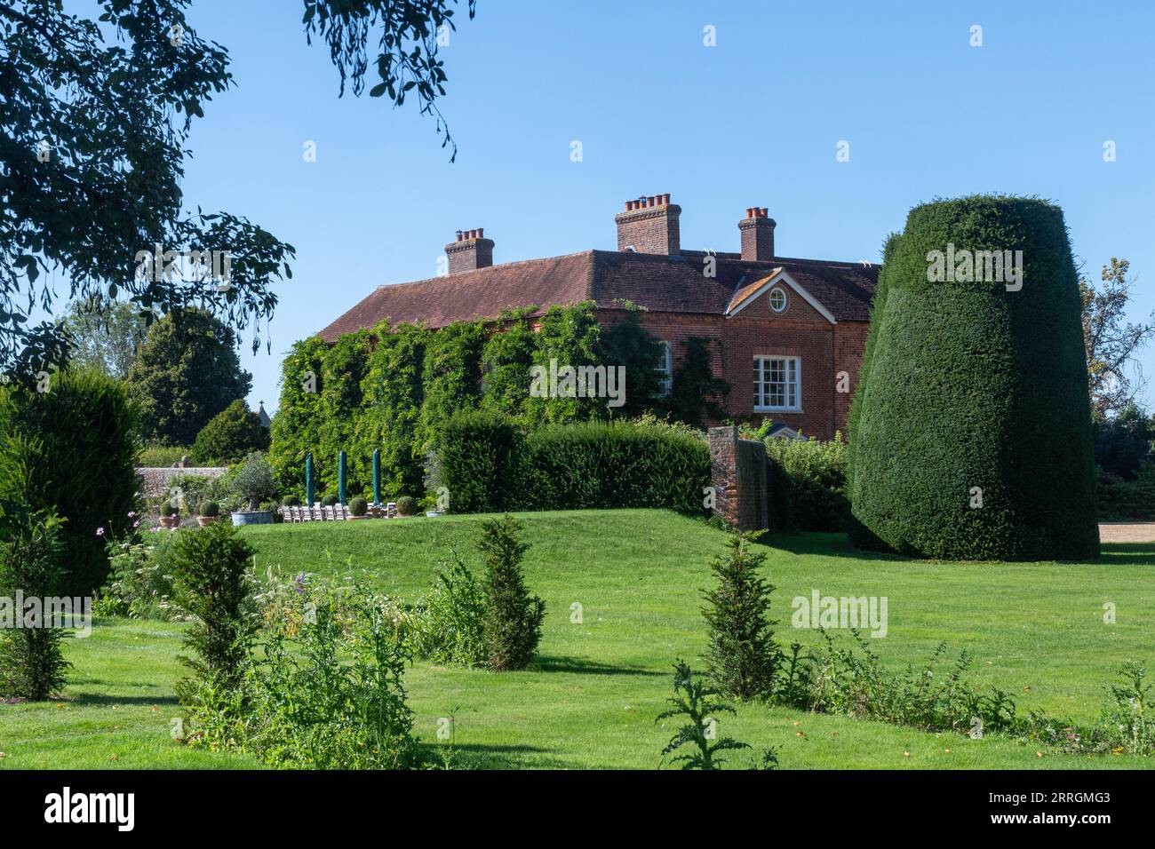 Oakley Manor casa y jardín, un gran edificio independiente del siglo XVIII catalogado de grado II, Hampshire, Inglaterra, Reino Unido. Propiedad del país Foto de stock