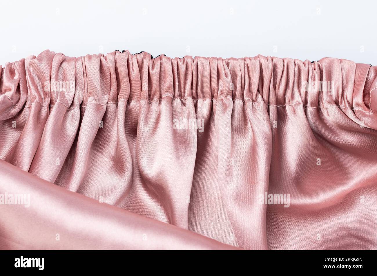 Material de plegado de satén de color rosa con espacio de copia en blanco Foto de stock