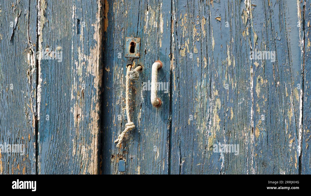 Rústico, desgastado por el tiempo, puerta de la casa del barco Foto de stock