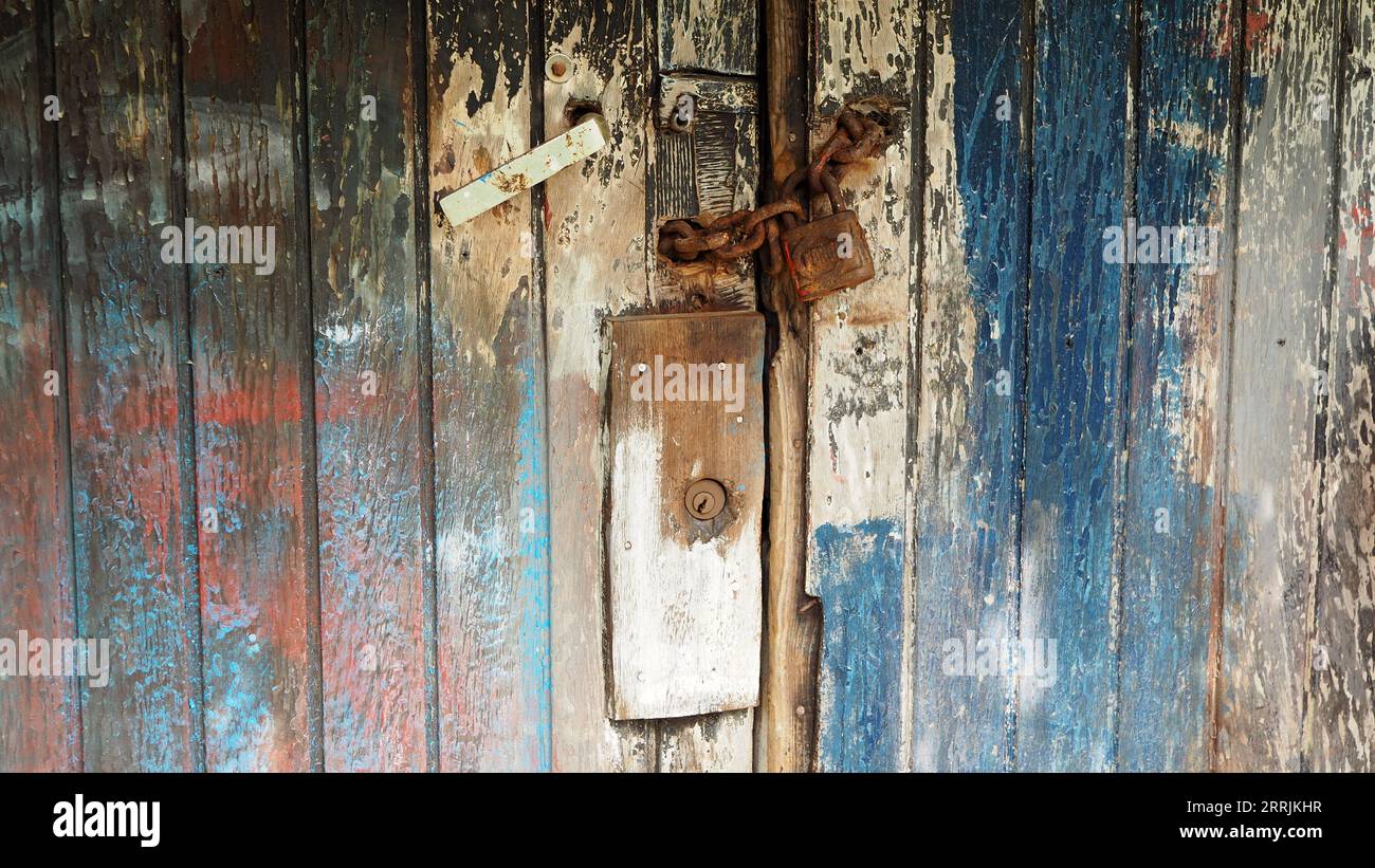 Rústico, desgastado por el tiempo, puerta de la casa del barco Foto de stock