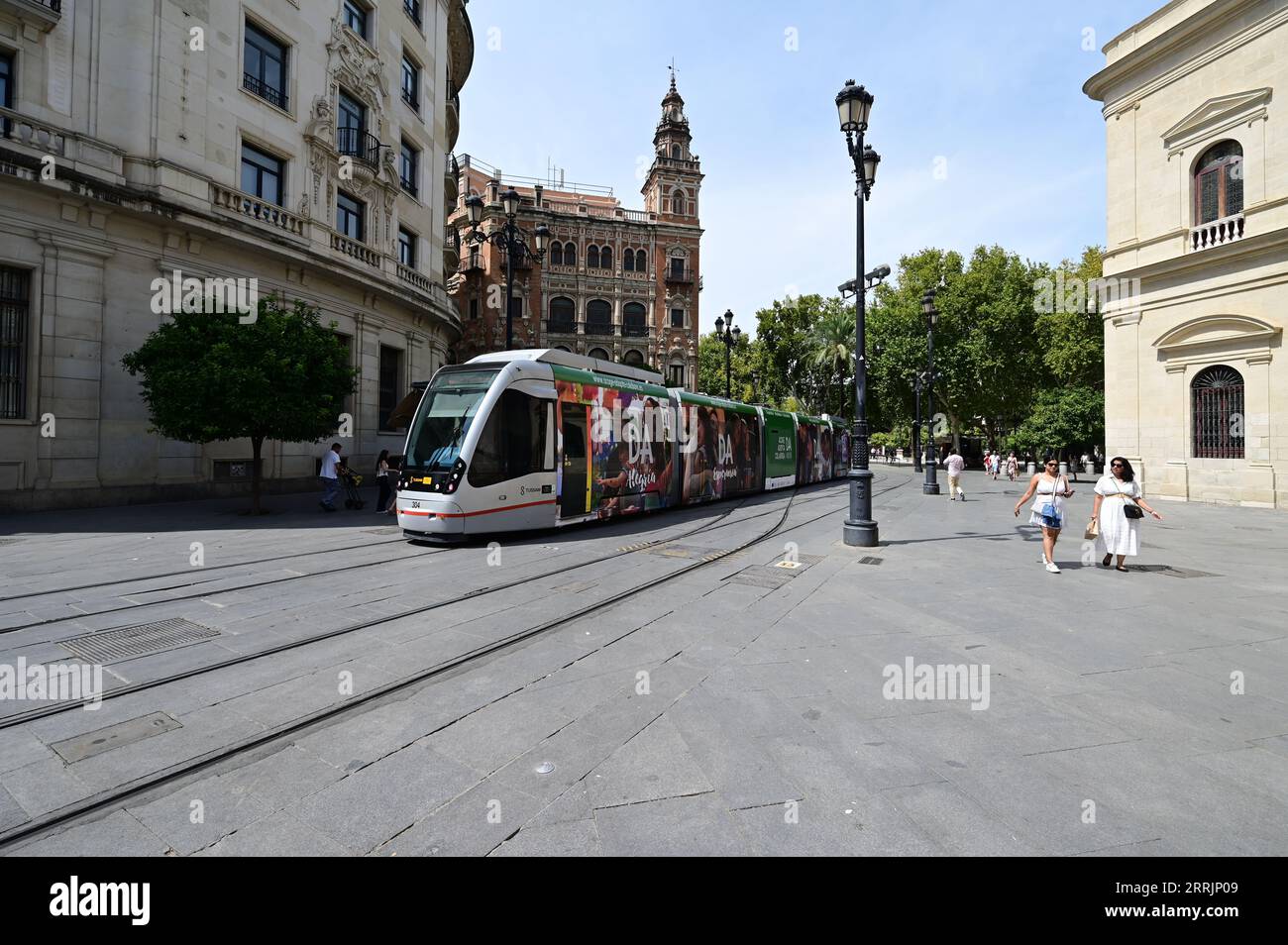 Un tranvía por las calles de Sevilla. Foto de stock
