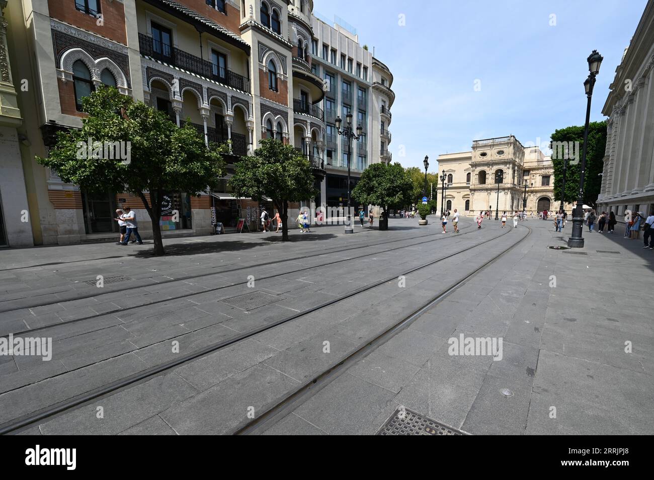 Una calle en la histórica ciudad de Sevilla en España. Foto de stock