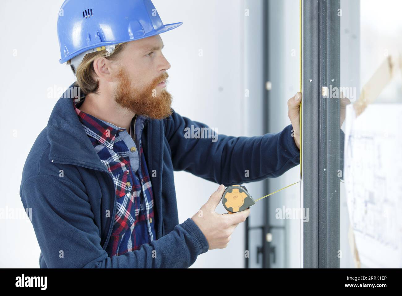 El hombre de la ventana de medición antes de la instalación de la persiana  enrollable exterior Fotografía de stock - Alamy