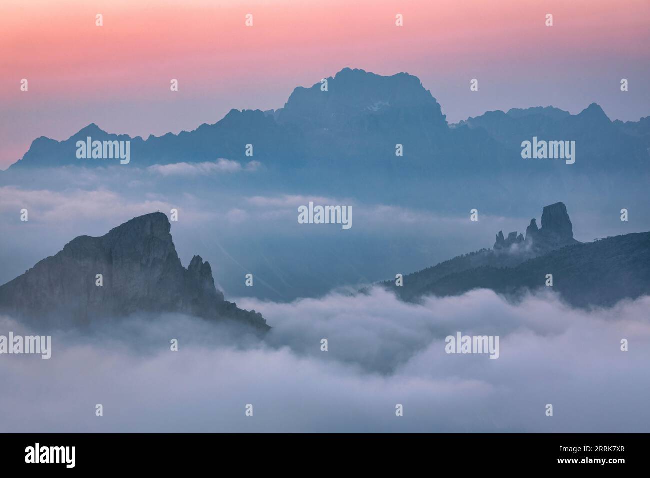 Italia, Véneto, provincia de Belluno, Dolomitas, montañas en una bruma mañana de verano, vista desde la cima de una montaña Foto de stock