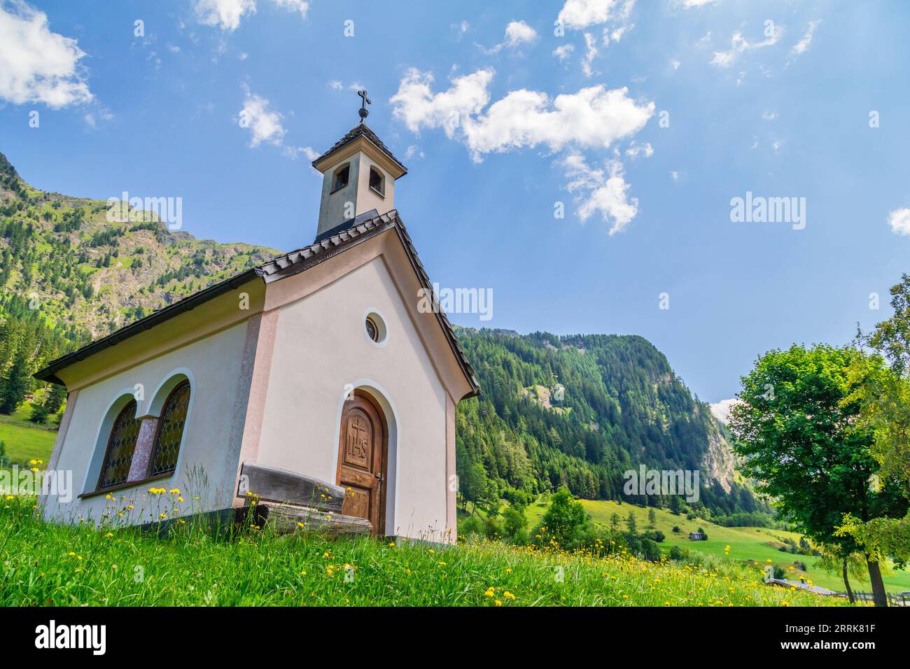 Austria, Tirol, Valle de Vals, Vals, iglesia alpina a lo largo del Valser Landesstraße Foto de stock