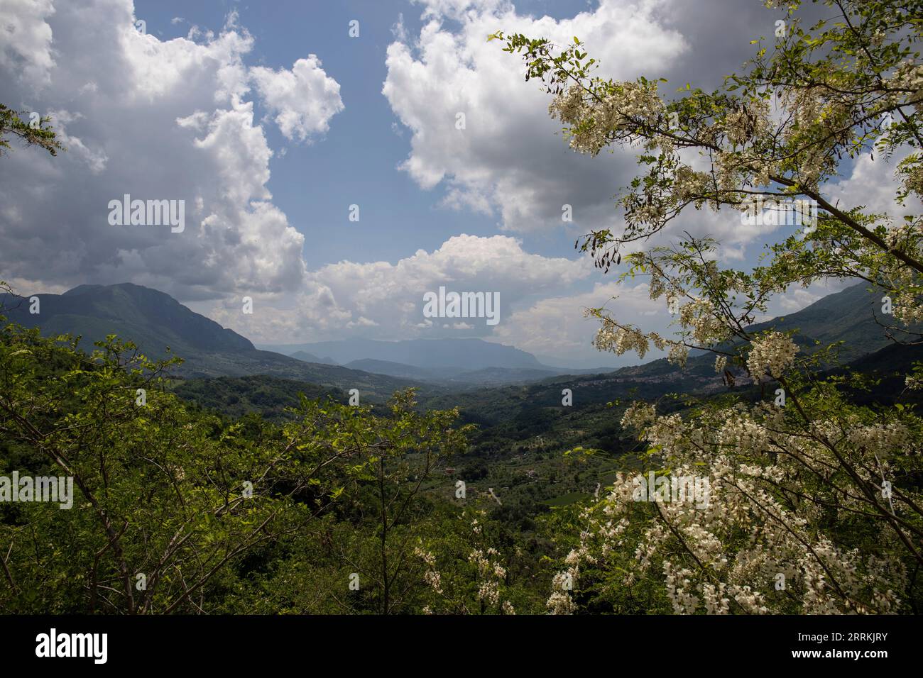 Hermoso paisaje en las montañas, paisaje fotografiado en la región de Salerno, Campania, Italia Foto de stock