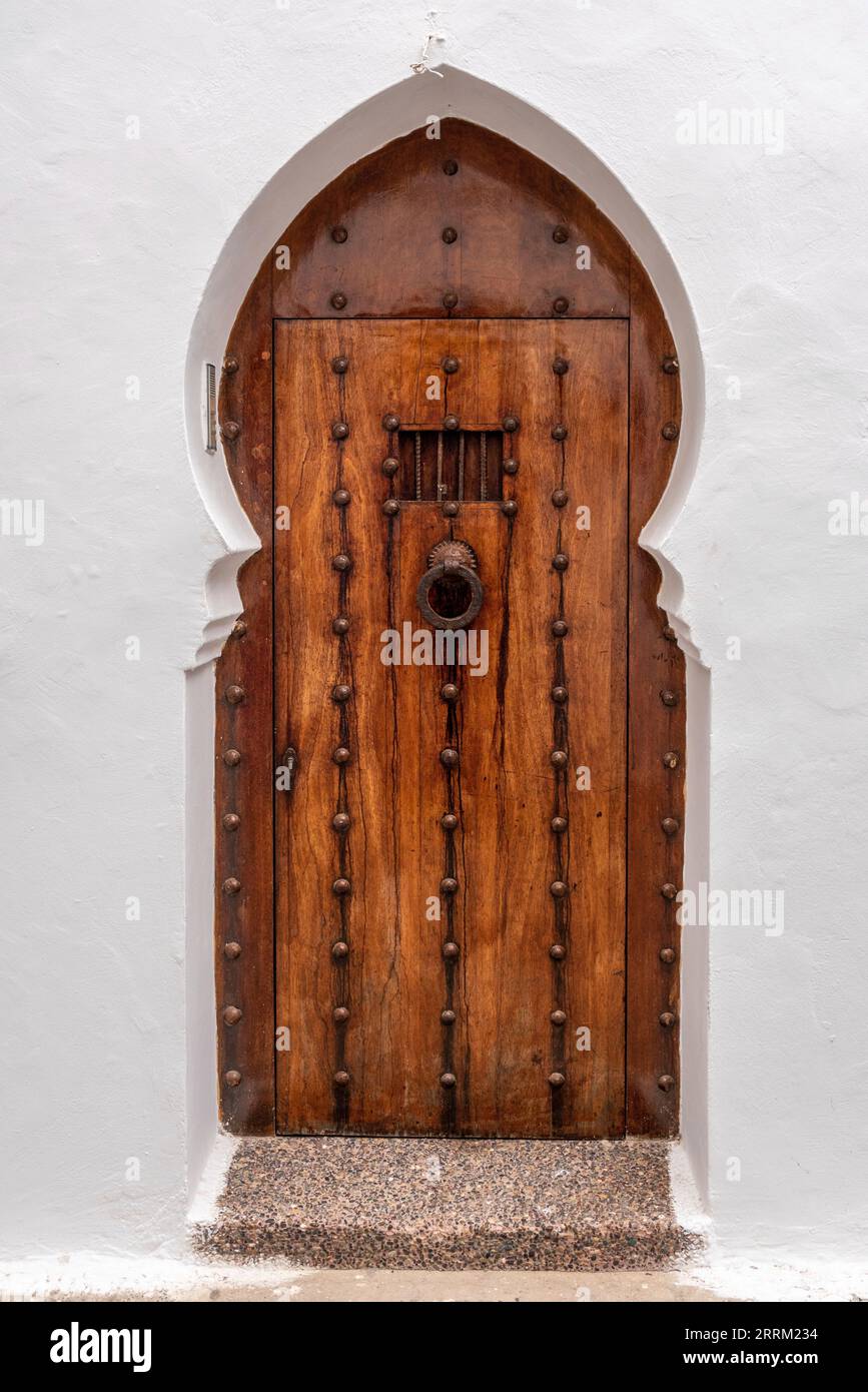 Puertas típicas en estilo árabe en Marruecos Foto de stock