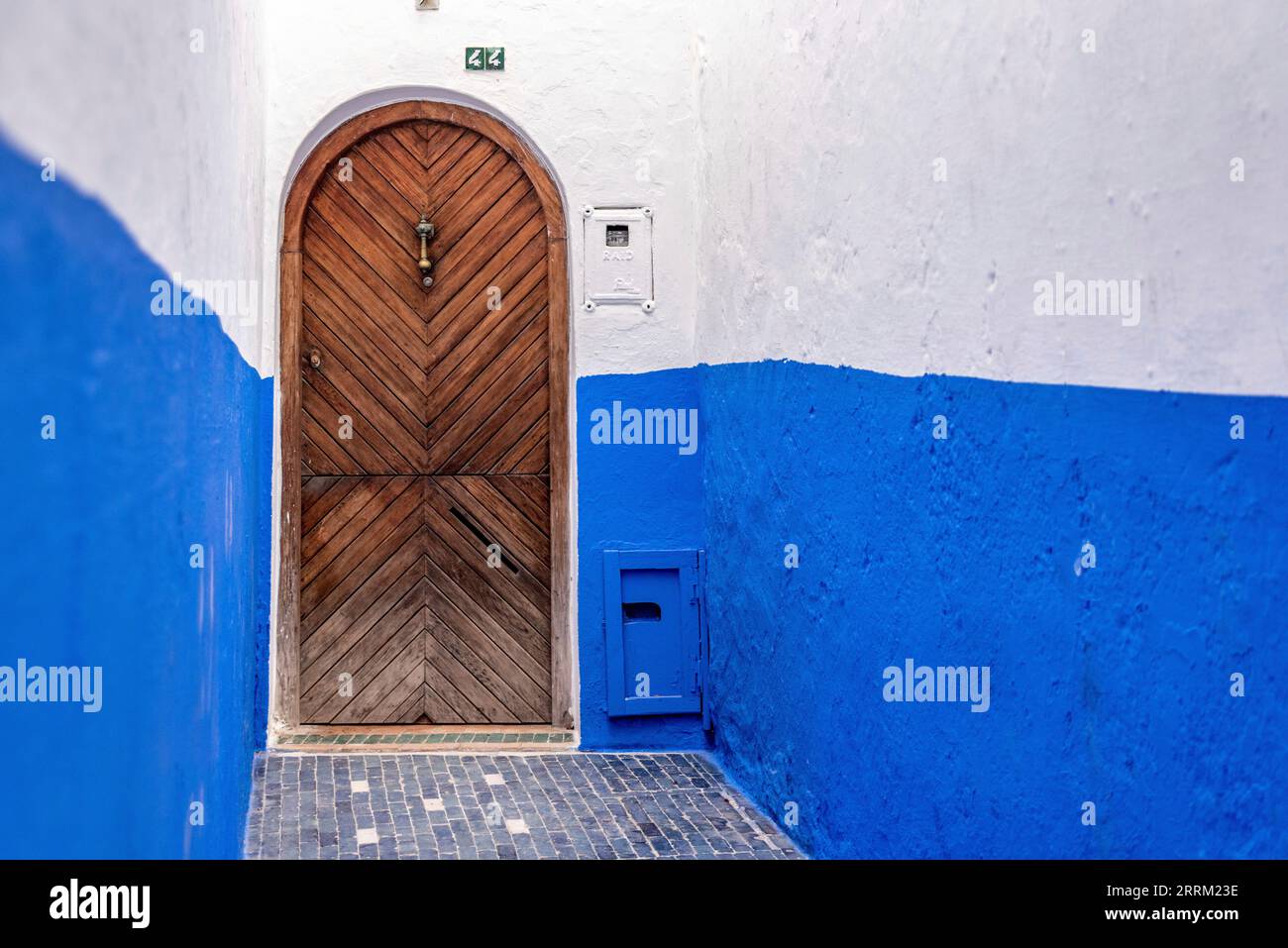 Puertas típicas en estilo árabe en Marruecos Foto de stock