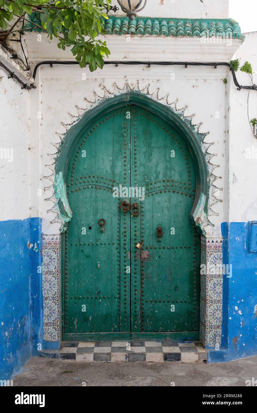 Puertas típicas en estilo árabe en Marruecos Foto de stock