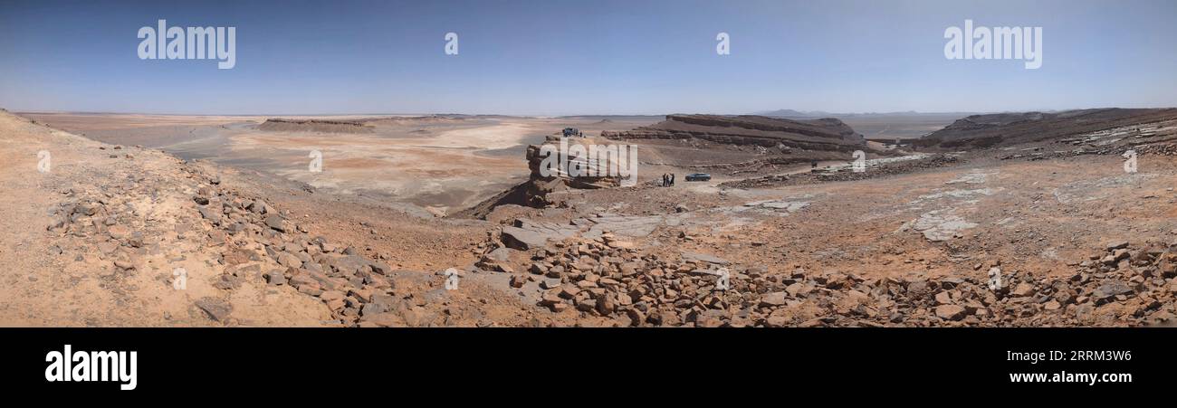 Vista panorámica desde la cima del monte Gara Medouar hasta el desierto, Marruecos Foto de stock