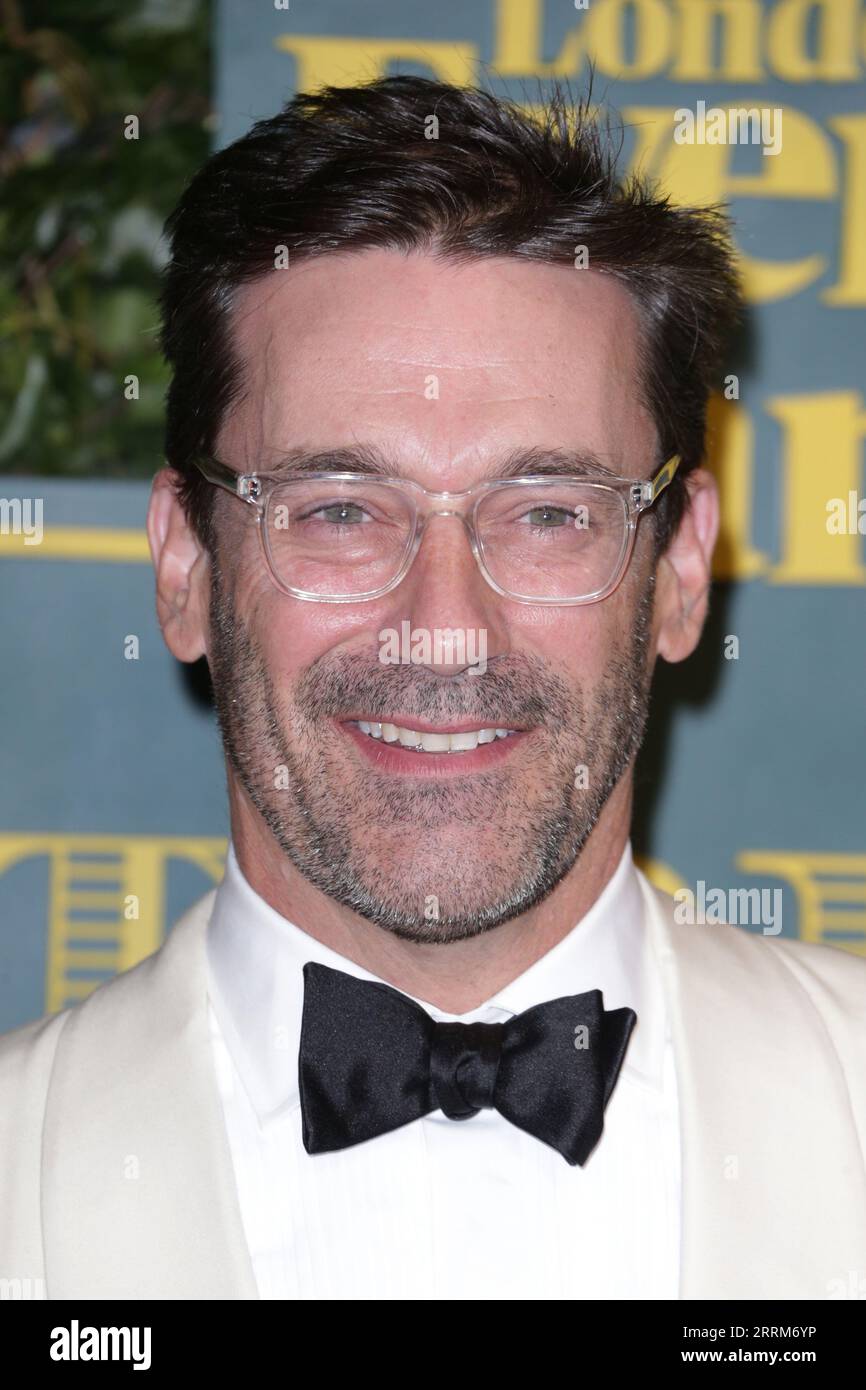 Londres, Reino Unido. 03º de diciembre de 2017. Jon Hamm asiste a los London Evening Standard Theatre Awards en el Theatre Royal de Londres. (Foto por Fred Duval/SOPA Images/Sipa USA) Crédito: SIPA USA/Alamy Live News Foto de stock