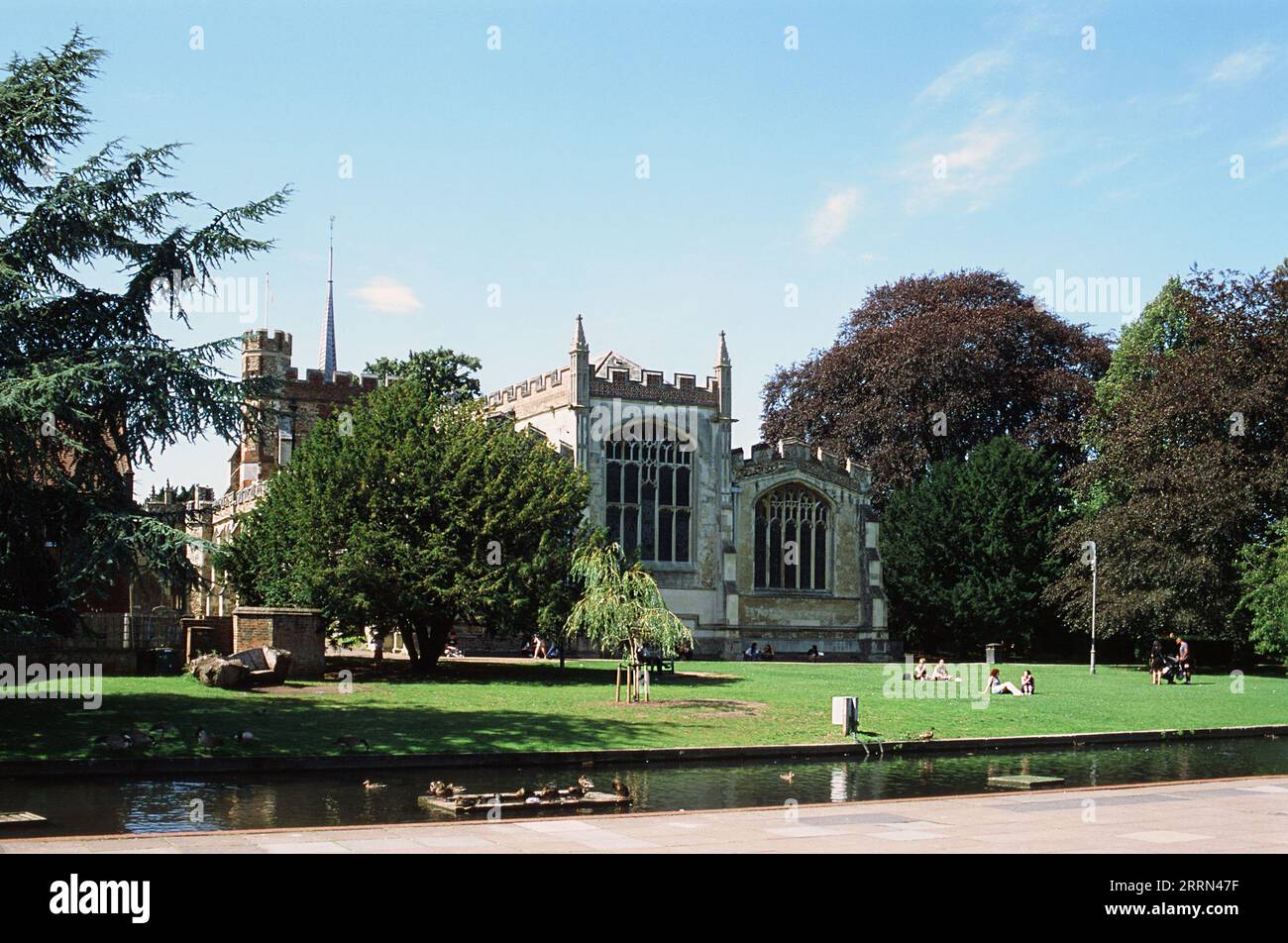 Iglesia de Santa María, Hitchin, Hertfordshire, Inglaterra, vista desde Riverside Walk Foto de stock
