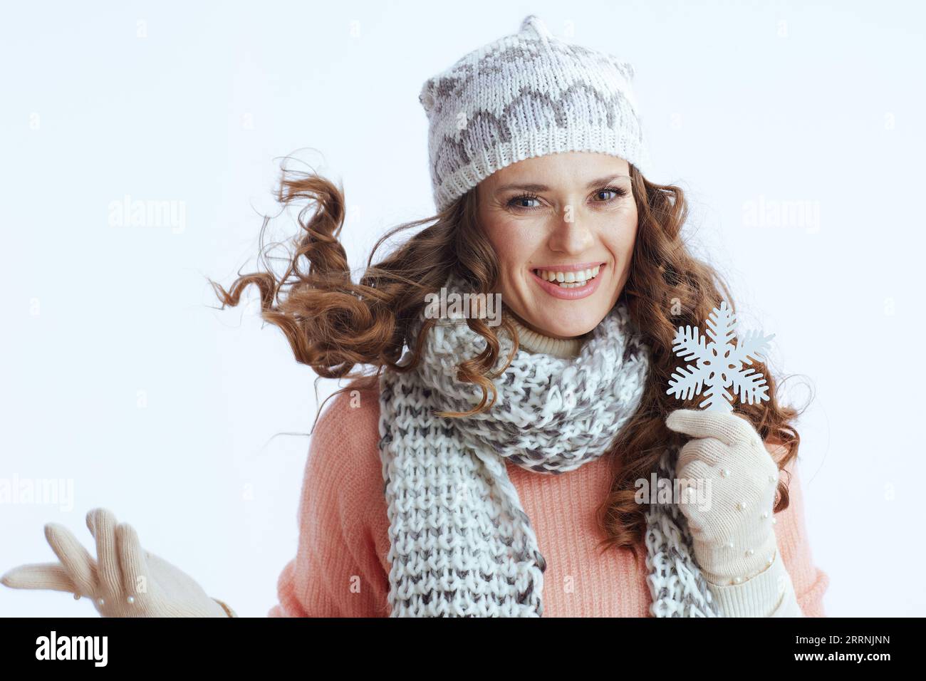 Hola invierno. mujer elegante feliz en suéter beige, mitones y sombrero  aislados sobre fondo beige Fotografía de stock - Alamy