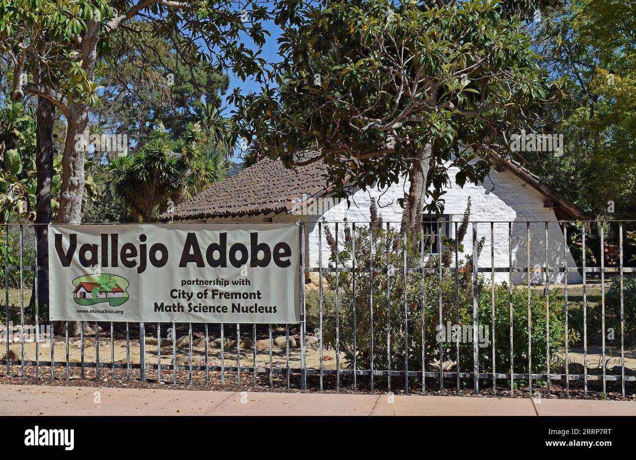 Asociación de Vallejo Adobe con el estandarte del Núcleo de Ciencias Matemáticas de la Ciudad de Fremont en el Parque Histórico de California Nursery en Fremont, California Foto de stock