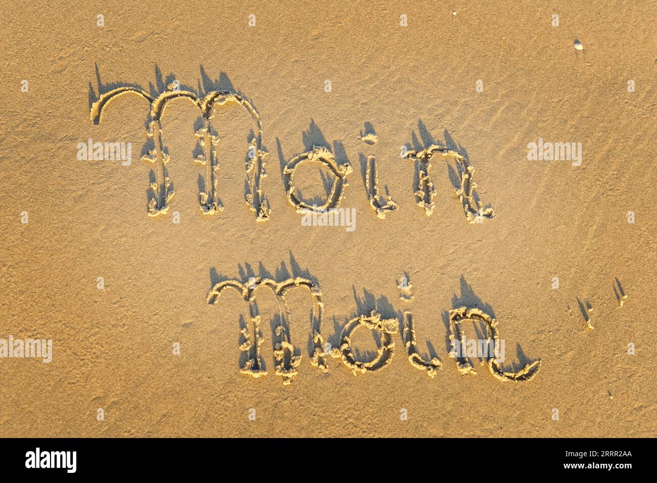 Texto en la arena en la playa en el Mar del Norte - Moin Moin Foto de stock