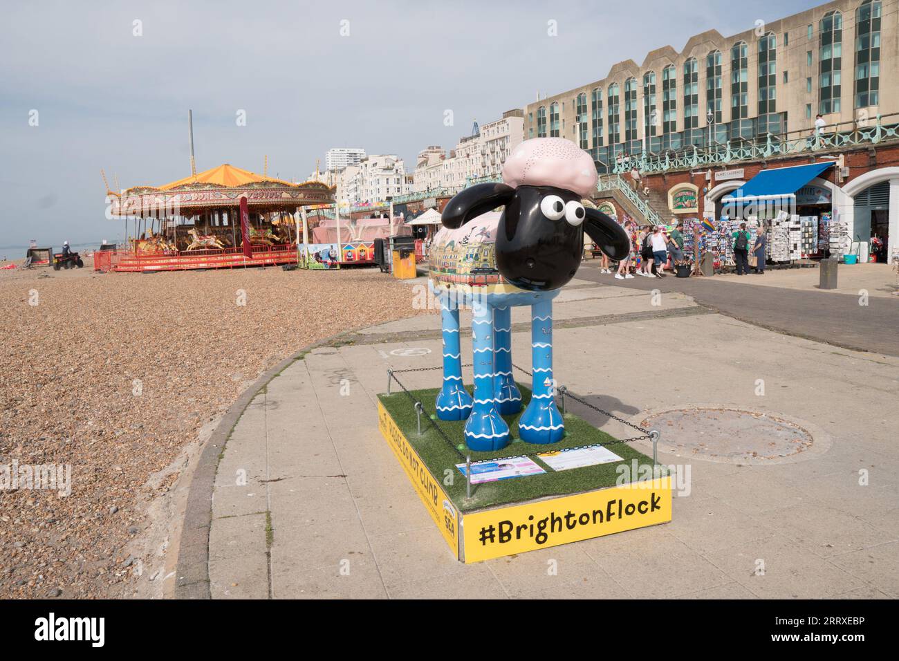 Las estatuas de las ovejas en Brighton Inglaterra Reino Unido 8 de septiembre de 2023, Shaun por el camino del arte del mar Foto de stock
