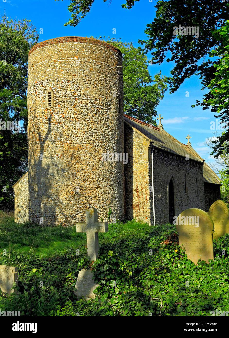 Barmer, Norfolk, normando del siglo XII, torre redonda, iglesia, Inglaterra, Reino Unido, arquitectura Foto de stock