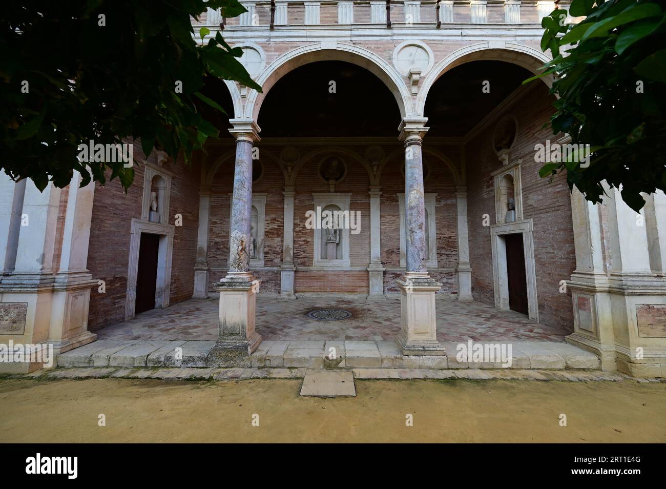 Patio interior de la Casio de Pilato en Sevilla. Foto de stock