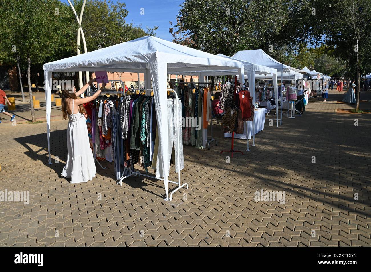 Un mercado dominical en Sevilla para la gente local. Foto de stock