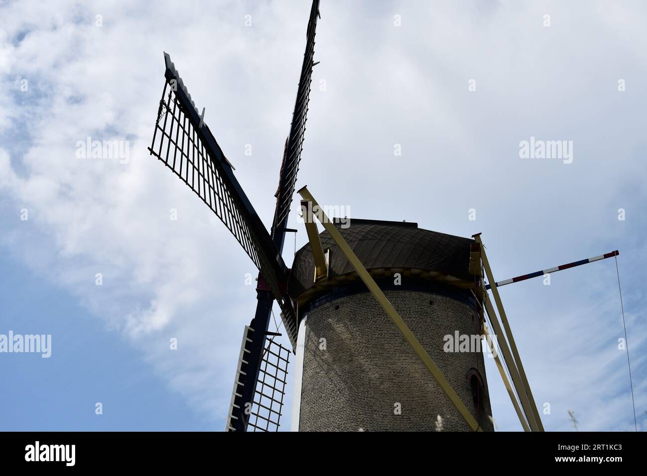 Molino de harina d'Orange en Willemstad, Países Bajos, contra un cielo azul, ligeramente nublado Foto de stock