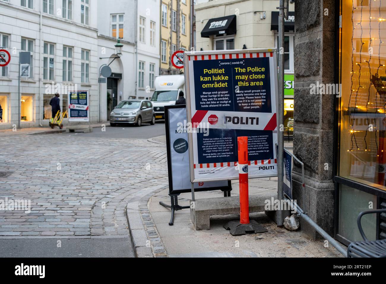 Copenhague, Dinamarca, 5 de noviembre de 2020: Señal de advertencia de la policía en el centro de la ciudad que recuerda a las personas que no formen grupos y que mantengan la distancia debido a la corona Foto de stock