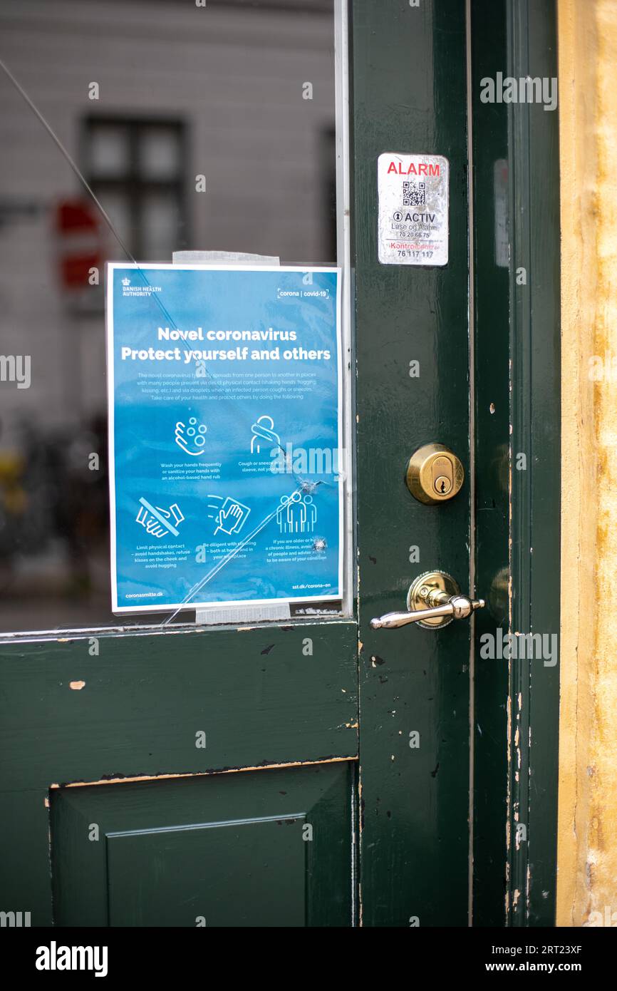 Copenhague, Dinamarca, 17 de marzo de 2020: Firma en la puerta de un restaurante informando sobre el coronavirus Foto de stock