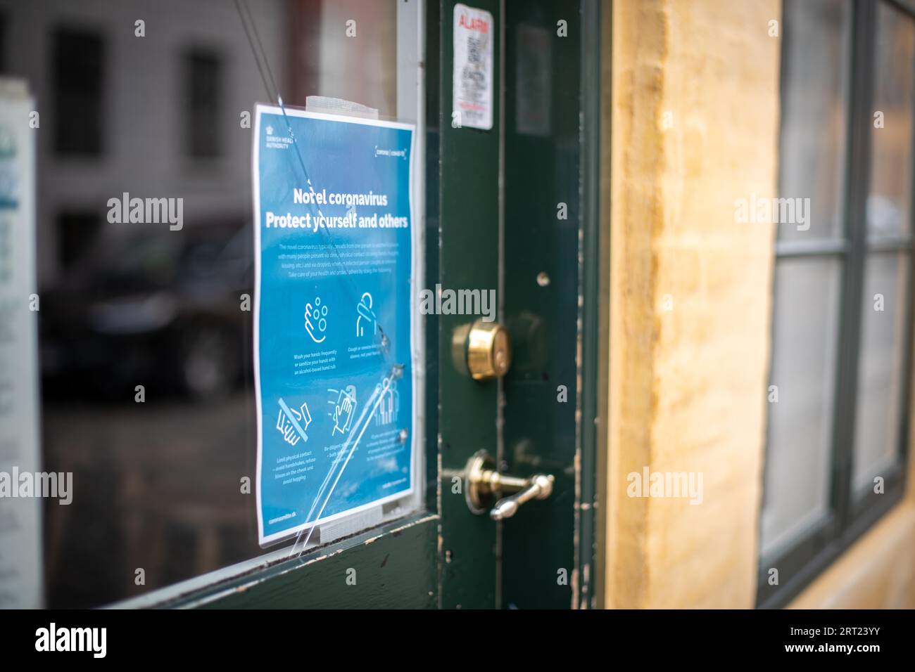 Copenhague, Dinamarca, 17 de marzo de 2020: Firma en la puerta de un restaurante informando sobre el coronavirus Foto de stock
