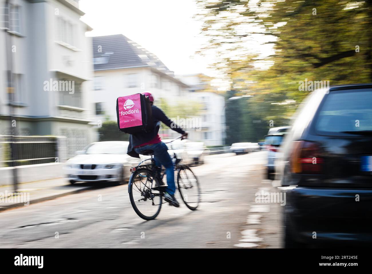 Entrega de alimentos por un conductor de mensajería en una bicicleta, Colonia, Alemania Foto de stock