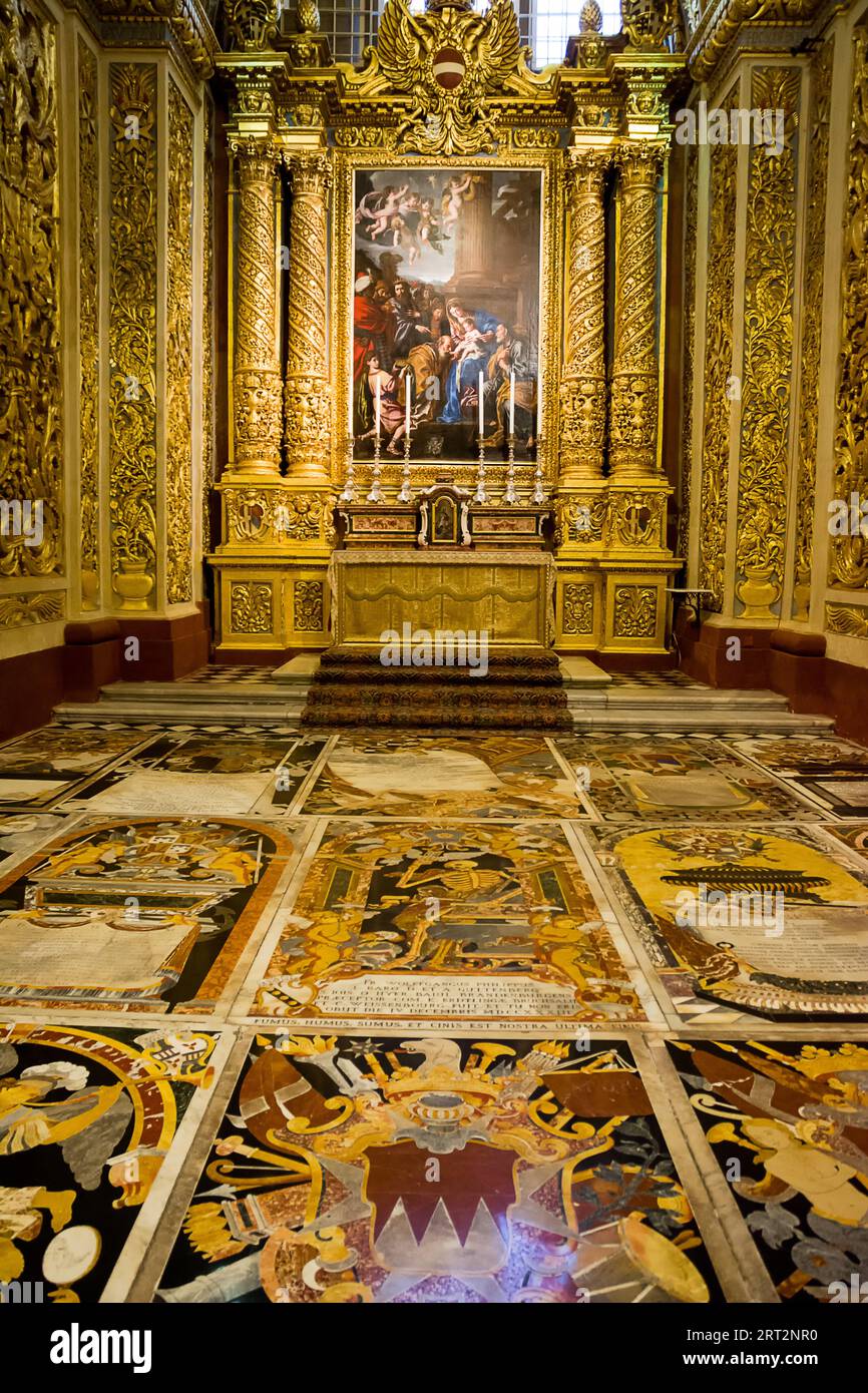 La Valeta, Malta - 17 de junio de 2023: Una de las capillas laterales dentro de la Catedral de La Valeta, Malta Foto de stock