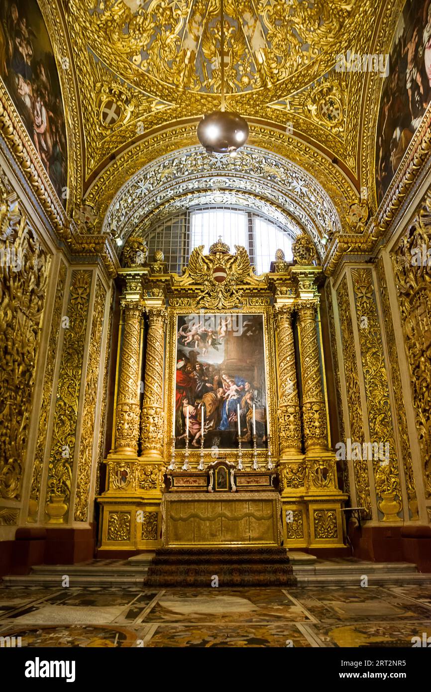 La Valeta, Malta - 17 de junio de 2023: Una de las capillas laterales dentro de la Catedral de La Valeta, Malta Foto de stock