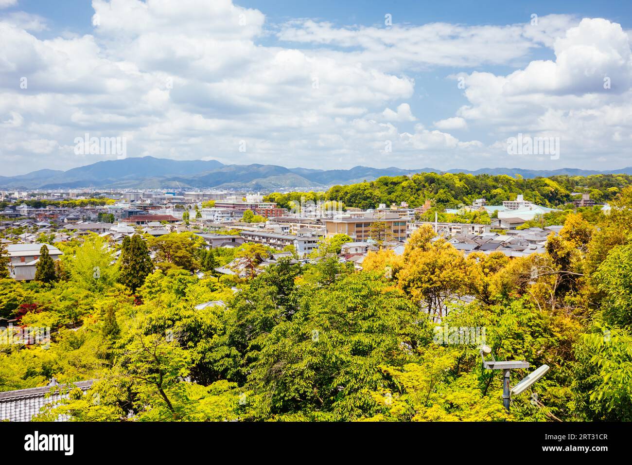 La vista sobre Kioto desde el templo Eikando (Eikan-do) en un cálido día de primavera en Kioto, Japón Foto de stock