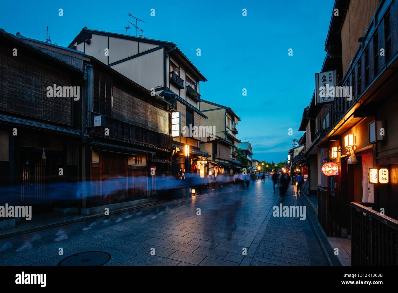 Kyoto, Japón, 17 2019 de mayo: La noche cae en las calles dentro del distrito de Gion de Kyoto en Japón Foto de stock