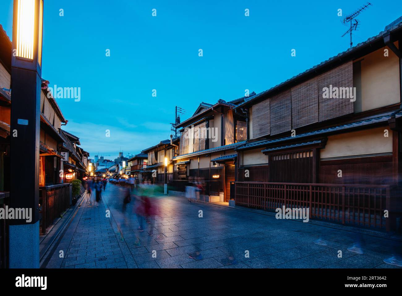 Kyoto, Japón, 17 2019 de mayo: La noche cae en las calles dentro del distrito de Gion de Kyoto en Japón Foto de stock
