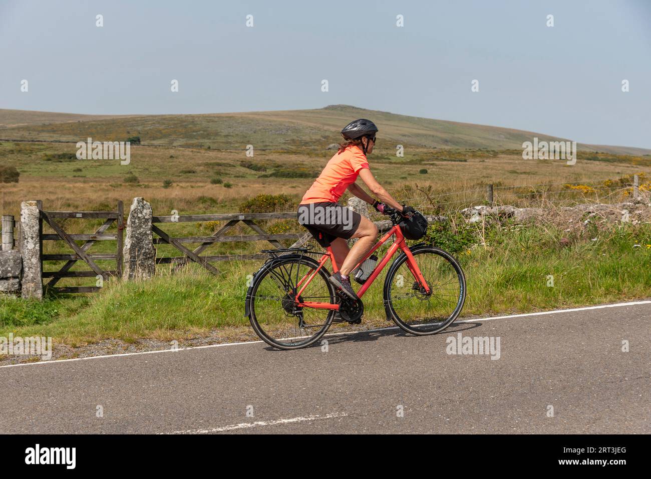 Dartmoor, Devon, Inglaterra, Reino Unido. Septiembre de 2023. Mujer ciclista en un paseo en bicicleta cerca de Merrivale en el Parque Nacional de Dartmoor, Devon, Reino Unido Foto de stock
