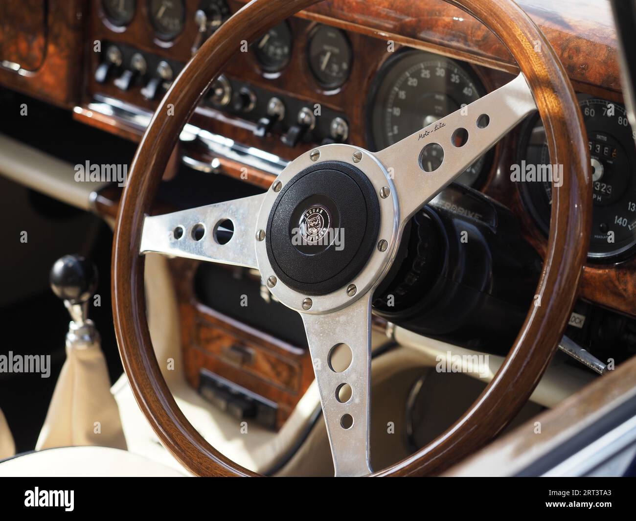 Interior de un coche Jaguar clásico Foto de stock