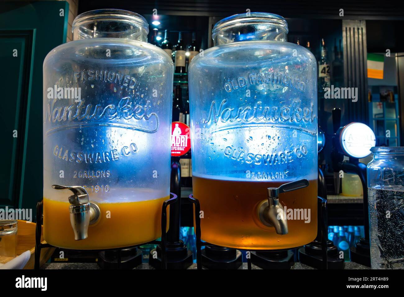 Tarros de vidrio 'Old Fashioned Nantucket Glassware Co' con grifos que