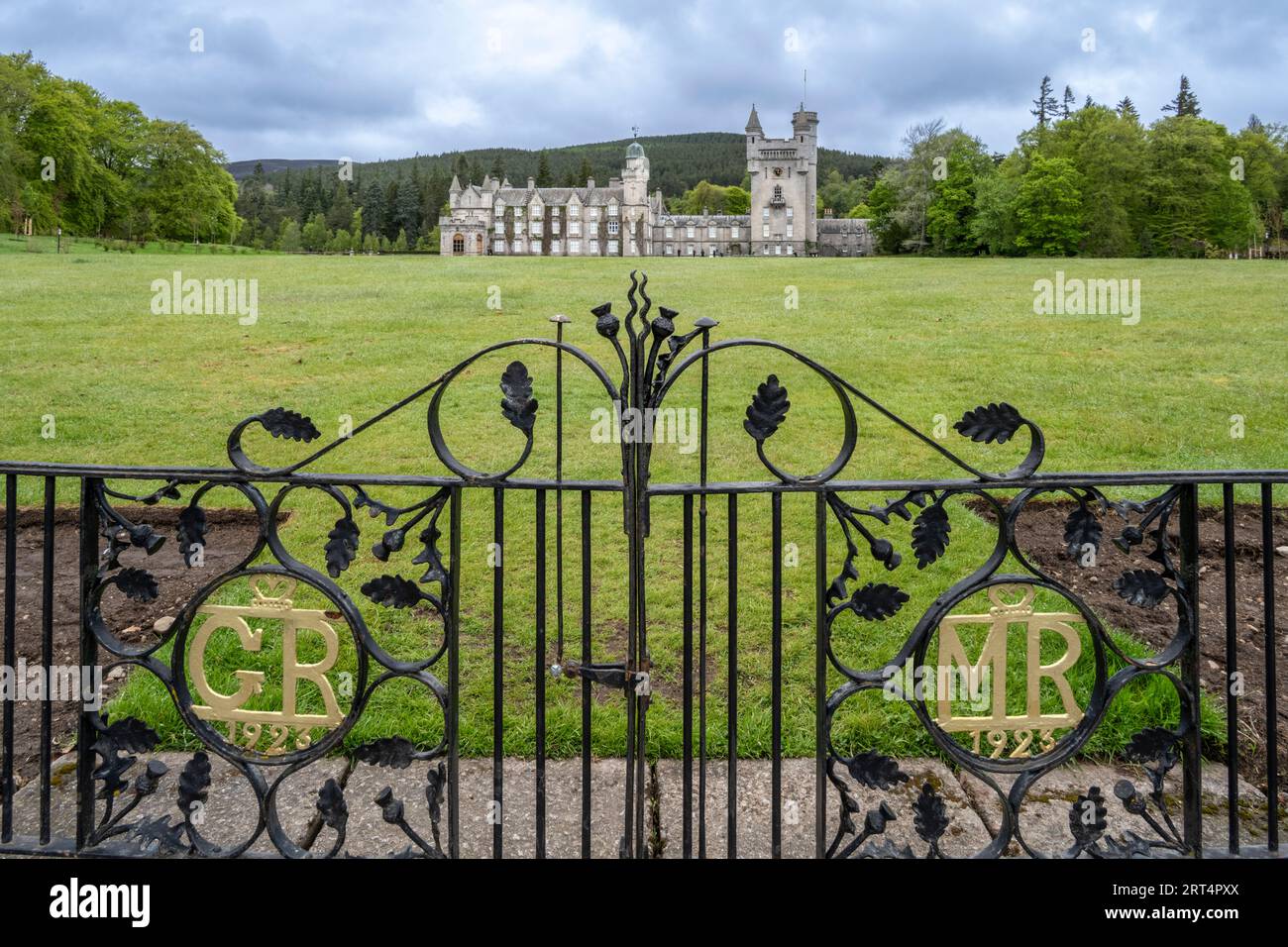 Vista al jardín del castillo de Balmoral con el rey Jorge y la puerta de la reina María Foto de stock